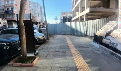 Kaldırımlardaki İnşaat Çalışmaları, Engelli Bireyleri Zor Durumda Bırakıyor