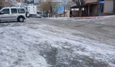 Kulp’ta dondurucu soğuk etkili oldu: Yollar buz tuttu