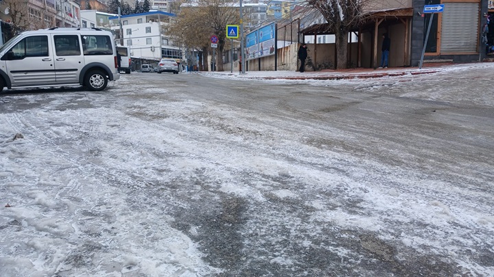 Kulp’ta dondurucu soğuk etkili oldu: Yollar buz tuttu