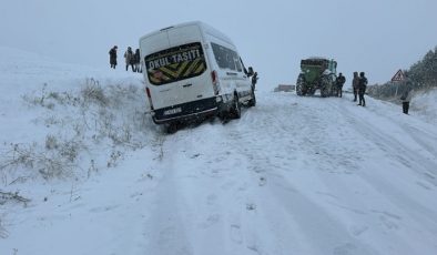 Silvan’da kara saplanan servis aracı kurtarıldı