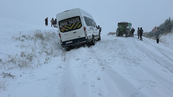 Silvan’da kara saplanan servis aracı kurtarıldı