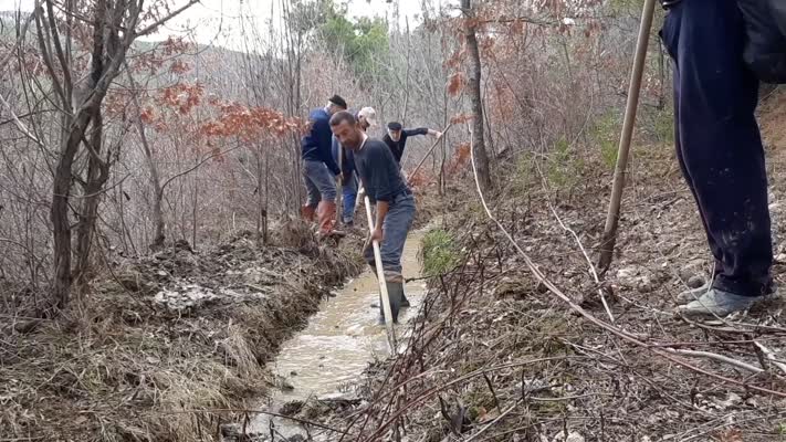 Çiftçiler imeceyle su kanallarını temizledi