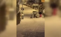 Tepsiyle karda kayan genç kız duvara çarparak hastanelik oldu