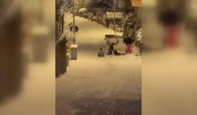 Tepsiyle karda kayan genç kız duvara çarparak hastanelik oldu