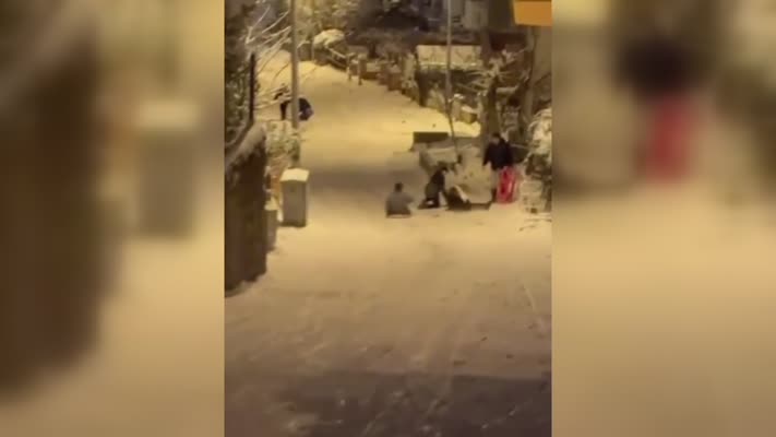 Tepsiyle karda kayan genç kız duvara çarparak hastanelik oldu