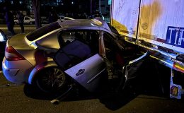 Tıra arkadan çarpan otomobildeki 3 kişi yaralandı
