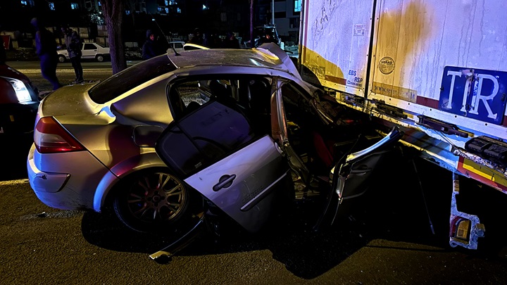 Tıra arkadan çarpan otomobildeki 3 kişi yaralandı