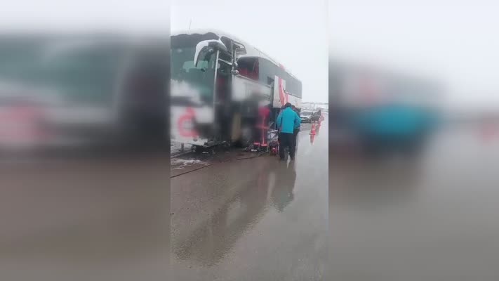 İki yolcu otobüsü çarpıştı, yaralılar var