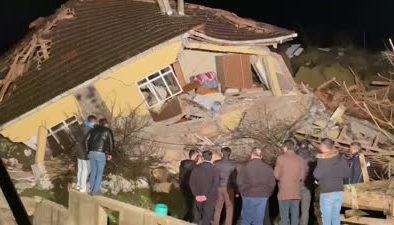3 evin yıkıldığı heyelanda 2 kişi yaralı olarak kurtarıldı