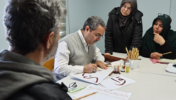Hat sanatına gönül veren imam, yeni hattatlar yetiştiriyor