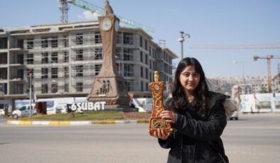 Kadın kursiyerlerden deprem simgesi saat kulesine anlamlı dokunuş