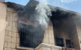 Evini yakan şahıs, itfaiye ekiplerine saldırdı, gözaltında