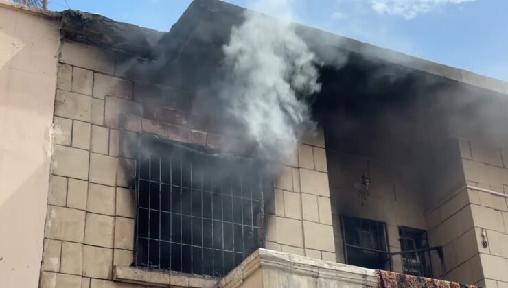Evini yakan şahıs, itfaiye ekiplerine saldırdı, gözaltında