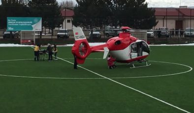 Ambulans helikopter sahaya indi, maç kısa süre durdu