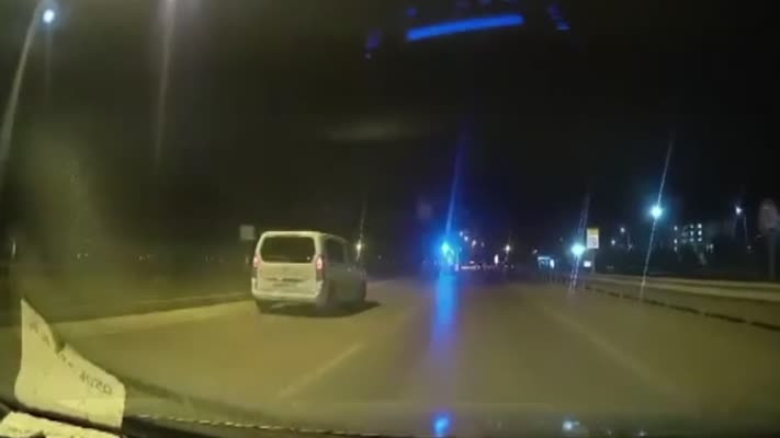Ambulansa yol vermeyen sürücüye para cezası kesildi
