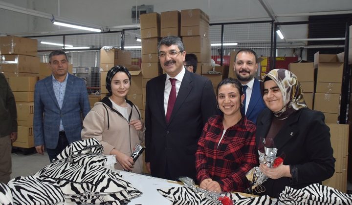 AK Parti Batman Milletvekili Nasıroğlu’ndan kadınlara karanfil