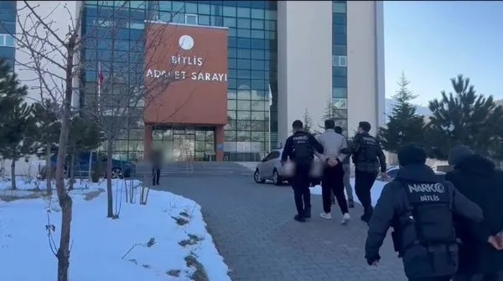 Üzerlerinde uyuşturucu bulunan yabancı uyruklu 2 şüpheli gözaltına alındı