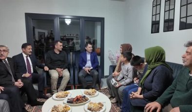 Bakan Kurum, Hatay’da depremzede İpek ailesinin yeni evine misafir oldu