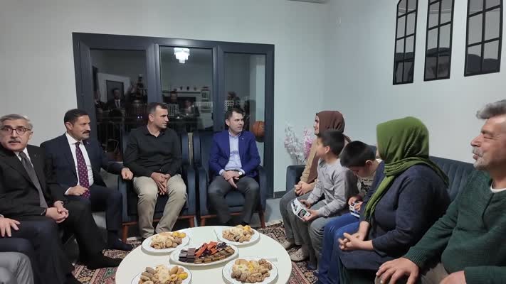 Bakan Kurum, Hatay’da depremzede İpek ailesinin yeni evine misafir oldu