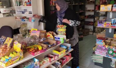 Suluova’da 60 yıllık bakkalın kapısını açık tutuyor