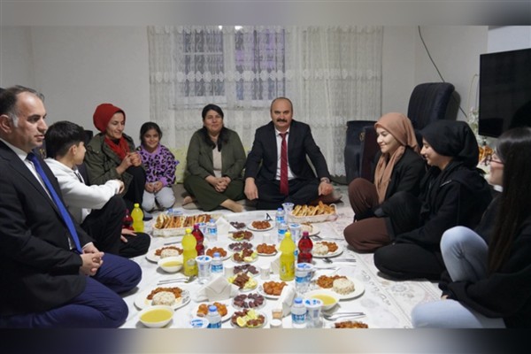 Batman Valisi Canalp, iftarda Kalkan ailesine konuk oldu
