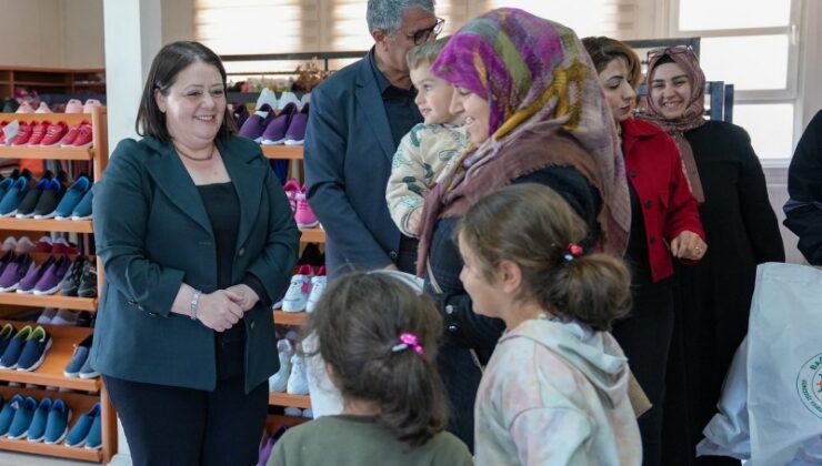 Bayramda çocuklara hediye sürprizi Eş Başkanlardan geldi