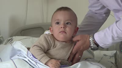 Bebeğin sürekli ağlamasının nedeni böbrek taşı çıktı, ameliyatla iyileşti