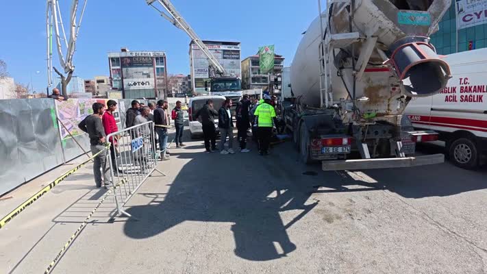 Beton kamyonunun altında kalan kız yaralandı