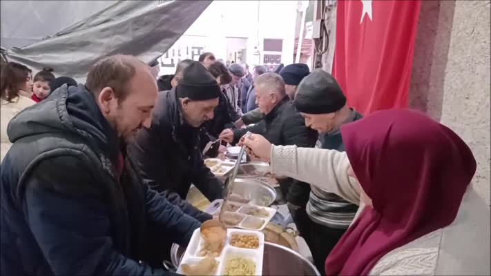 Köylüler 27 yıldır sırayla kurdukları iftar sofralarında buluşuyor