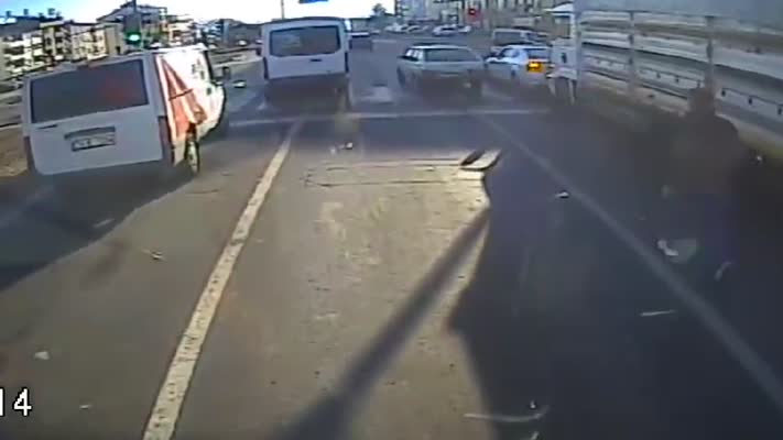 Bingöl’de Zincirleme trafik kazası, hareket eden aracına yetişerek durdurdu