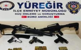 Bir evde 5 ruhsatsız silah ve 362 mermi ele geçirildi