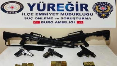 Bir evde 5 ruhsatsız silah ve 362 mermi ele geçirildi