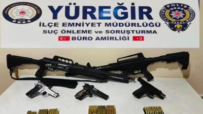 Bir evde 5 ruhsatsız silah ve 362 mermi ele geçirildi