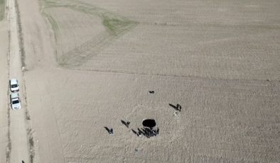 Bir tarlada 10 metre çapında obruk oluştu