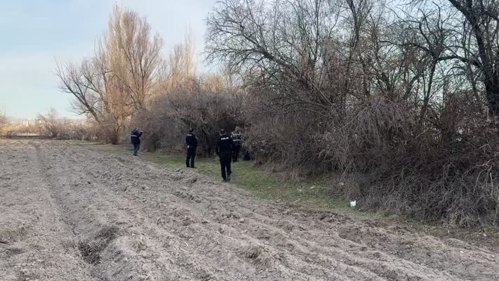 Boş arazide 3 kişi baygın, 1 kişi ölü bulundu