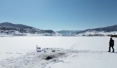 Buz tutan baraj gölü balık tutkunlarını buluşturdu