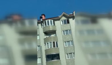 Çatıda kar temizlerken kayıp belindeki iple asılı kalan kişi kurtarıldı