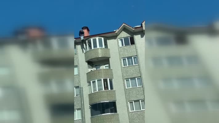 Çatıda kar temizlerken kayıp belindeki iple asılı kalan kişi kurtarıldı