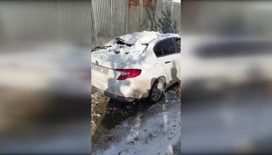 Çatıdan düşen kar kütleleri 2 otomobile zarar verdi
