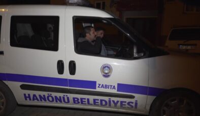 Davulcu bulunamayınca zabıta aracından okunan ilahilerle vatandaşlar sahura kaldırılıyor