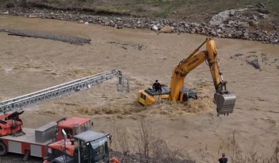 Debisi yükselen çayda mahsur kalan operatörü itfaiye kurtardı