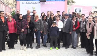 Depremde 11 yakınını kaybeden sanatçı Uğur Aslan, afetzedelere desteğini sürdürüyor