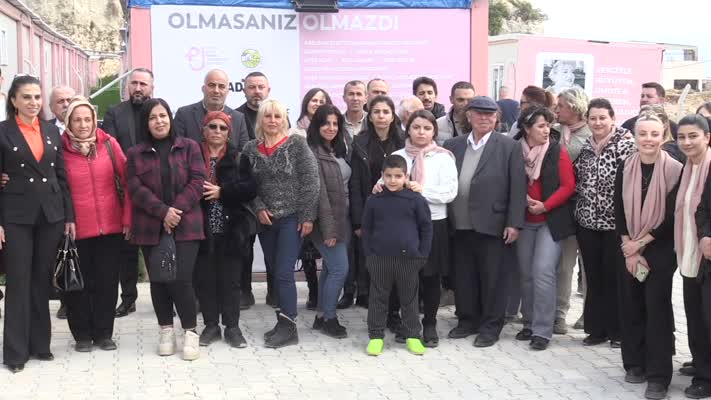 Depremde 11 yakınını kaybeden sanatçı Uğur Aslan, afetzedelere desteğini sürdürüyor
