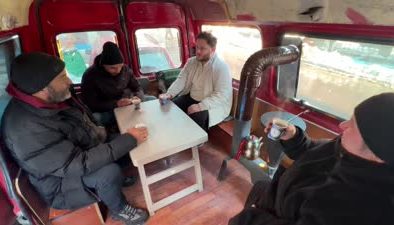 Diyaliz hastası eşi için pelet sobası kurduğu minibüs, esnafın sohbet durağı oldu