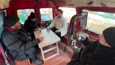 Diyaliz hastası eşi için pelet sobası kurduğu minibüs, esnafın sohbet durağı oldu