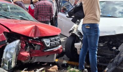 Diyarbakır Kayapınar’da kırmızı ışık ihlali zincirleme kazaya yol açtı