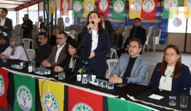 Diyarbakır’da Eş Başkanlar halkla bayramlaştı, birlik mesajı verdi