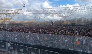 Diyarbakır’da Nevruz coşkusu Binlerce kişi alanı doldurdu