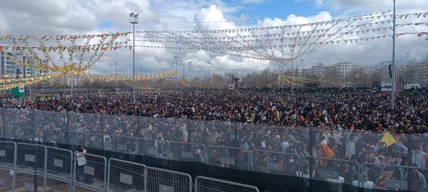 Diyarbakır’da Nevruz coşkusu Binlerce kişi alanı doldurdu