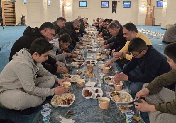 Diyarbakır’da YediHilal Derneği geleneksel Medine usulü iftar verdi